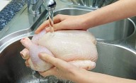 No laves nunca más el pollo: los peligros y por qué te podés intoxicar