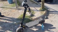 Joven queda lesionado tras impactar su scooter contra auto en colonia Loma Linda