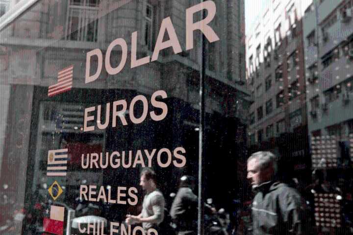 El dólar sigue su carrera alcista: aumentó 20 pesos y cerró a 1.515