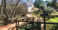 Un impronunciable puente une dos naciones en menos de seis metros, transformando el tiempo con solo cruzarlo