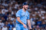 Toronto se apoya en una salida histórica de su novato sensación y en jonrones tempraneros para quedar a ley de uno