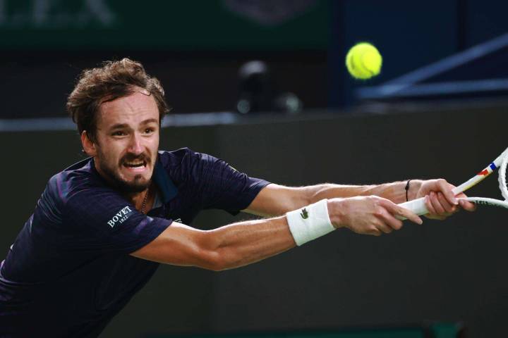 Medvedev alcanza su final número 40 tras vencer a Duckworth