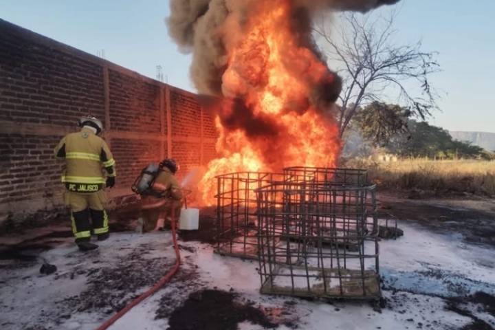 Se incendia almacén de combustible en Tequila