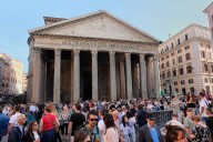Tragedia en Italia. Un turista japonés murió tras caer de un muro de siete metros en el Panteón de Roma