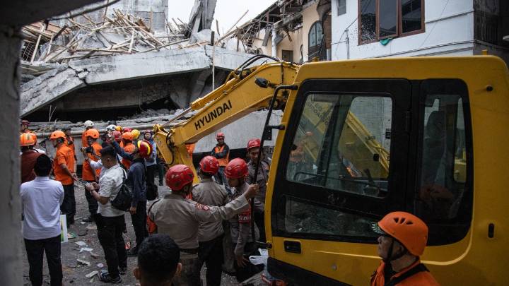 At least 91 students remain buried in rubble 2 days after school collapse in Indonesia