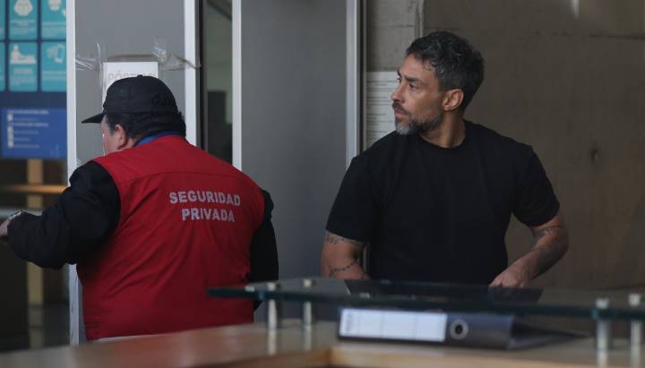 Tribunal mantiene arresto domiciliario nocturno para Jorge Valdivia y plazo de la investigación en su contra se extiende 70 días