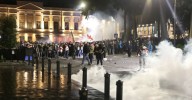 Manifestantes en Georgia intentan asaltar al palacio presidencial; policía lanza gases lacrimógenos