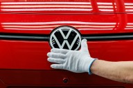 La crisis del coche eléctrico y los aranceles hunden las ganancias de Volkswagen