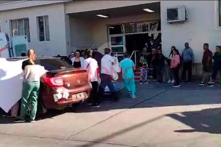 Video: madre tuvo a su bebé un auto y fue recibida con aplausos al ingresar al San Roque