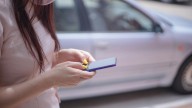 Por qué caminamos mientras mandamos audios o hablamos por teléfono, según la psicología
