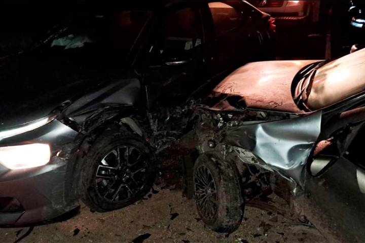 Tres heridos tras choque entre dos autos en la ruta 11