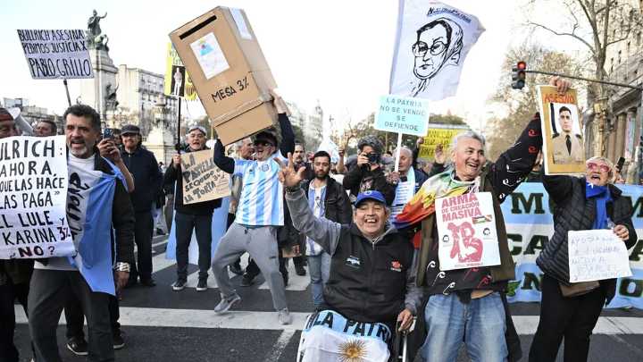 Marcha de jubilados al Congreso: la Policía empujó a manifestantes