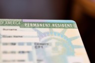 Joven latino con visa de estudiante revela cómo obtuvo su Green Card: “No podía creerlo”