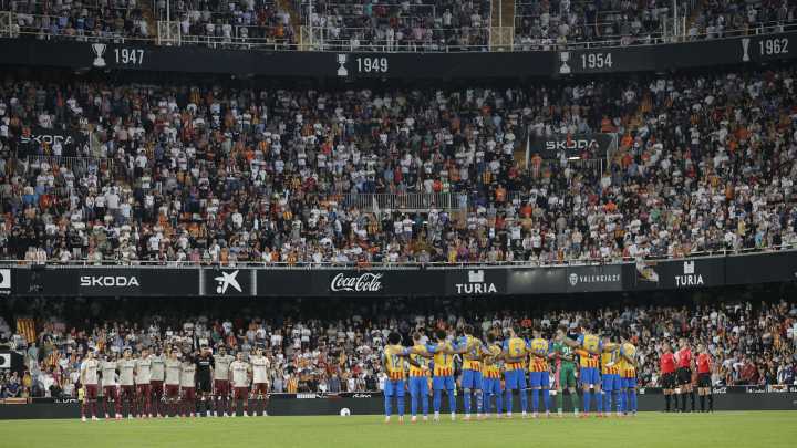 Emotivo homenaje en el Valencia - Villarreal a las víctimas por la DANA un año después