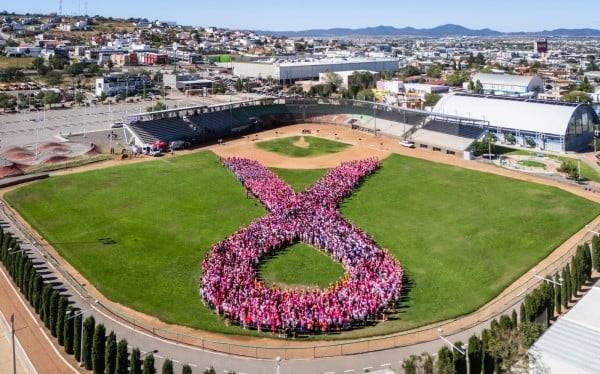 Galería.- El 'Gran Lazo Rosa' se formó con 5 mil personas