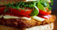 De moda en Monterrey: tortas de “milanesa de pollo” hechas con papel sanitario