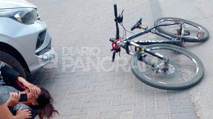 Una mujer fue hospitalizada tras ser embestida por un auto en pleno centro de Las Termas