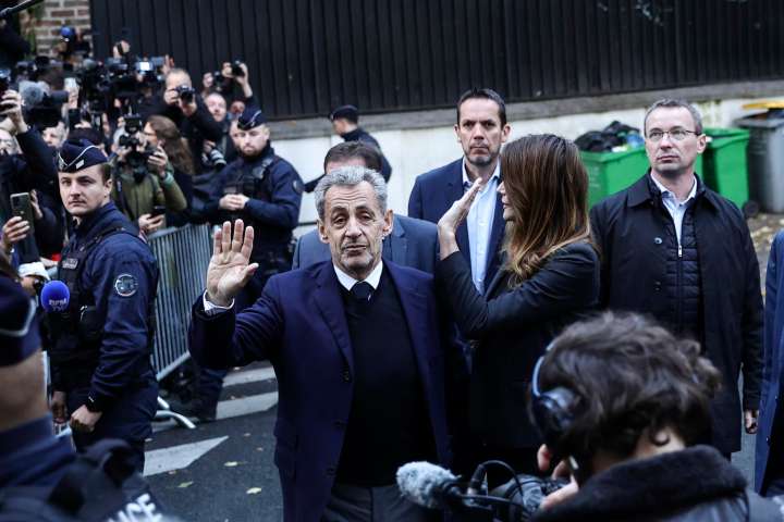 Sarkozy recibió amenazas de otros reos en su primera noche en prisión (VIDEO)