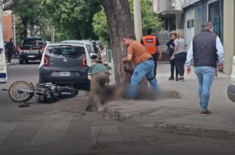 Trágico accidente en pleno centro: un motociclista murió tras chocar con una camioneta manejada por un menor