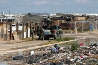 Localizan a dos hombres asesinados envueltos en cobijas en un terreno baldío
