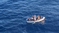 Un crucero rescata a una patera con 19 migrantes próxima a Cabrera