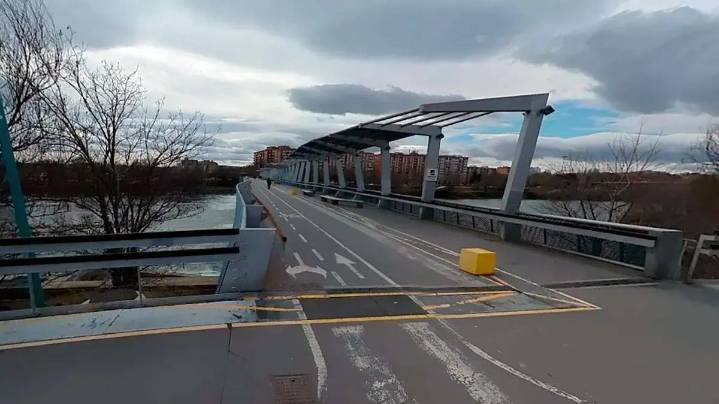 La pasarela del Azud, entre las Fuentes y Vadorrey, permanece cortada desde este martes