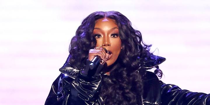 Brandy Reveals Why She Walked Offstage Mid-Concert During ‘The Boy Is Mine’ Tour With Monica | Brandy, Monica, Music 