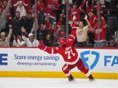 Larkin's overtime goal lifts Red Wings past Lightning, 2