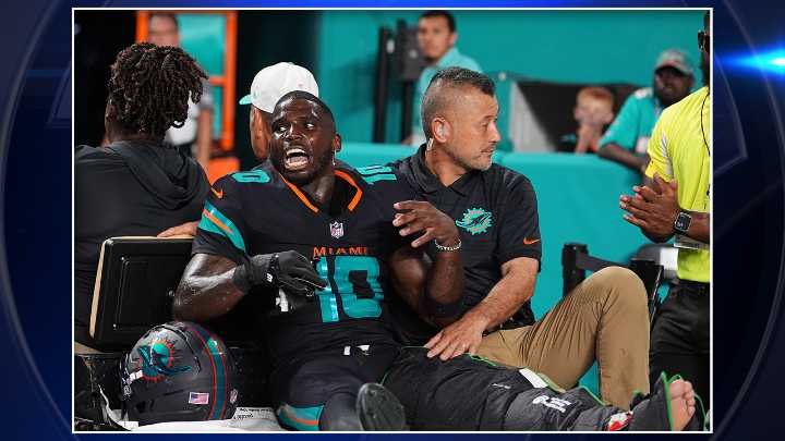 Dolphins place Tyreek Hill on IR with knee injury, bring back veteran Cedrick Wilson Jr
