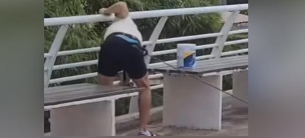 Extranjero se vuelve viral al ser captado pintando el puente del rio Cuale