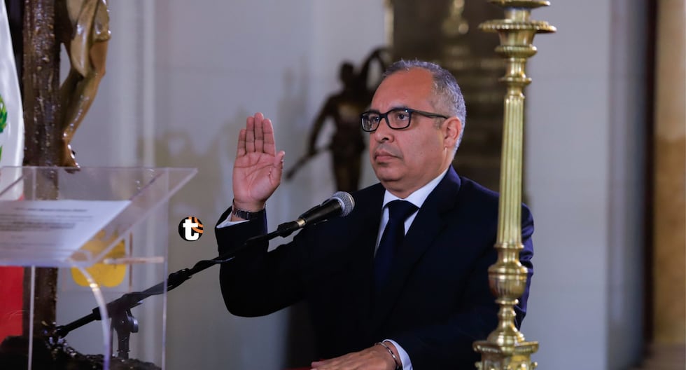 ¡Nuevo ministro con pasado cuestionado! Juan Manuel Cavero fue destituido del MTC por entregar licencia de conducir a un ciego Juan Manuel Cavero Solano juró como nuevo ministro de Justicia en reempla