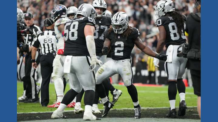 The Raiders end a 4-game skid by dominating on defense to beat the Titans 20