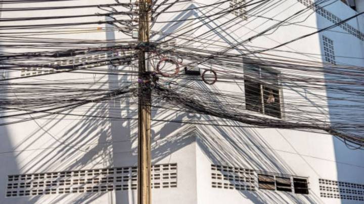 Empresas de telecom deberán retirar y soterrar cables en CDMX