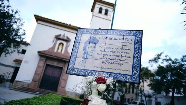 Málaga instala una nueva placa dedicada a Adelfa Soto en los jardines que llevan su nombre