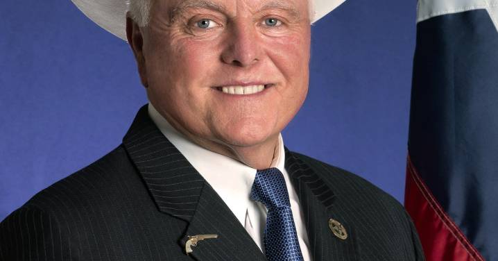 Pide Texas abrir la frontera a ganado mexicano “lo antes posible”