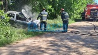 Vuelco e incendio total de un automóvil en calle 544