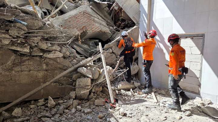 Continúan desaparecidas 59 personas tras el derrumbamiento de una escuela el lunes en Indonesia