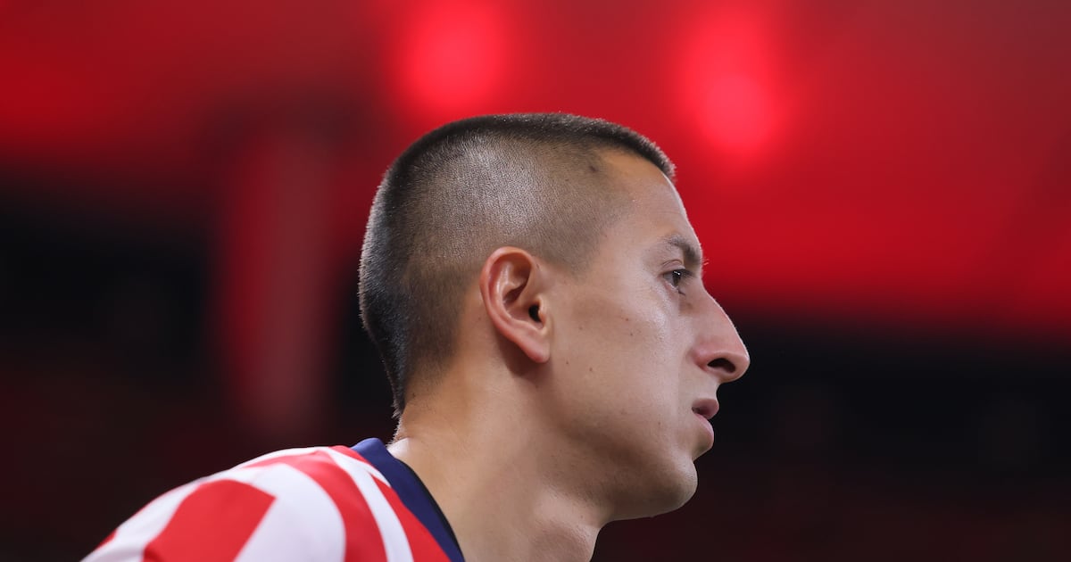 Roberto Alvarado vuelve a la convocatoria de Chivas tras un mes de ausencia