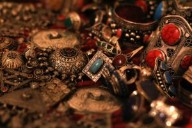 Thieves Rob Jewelry Designer, Slash His Tires