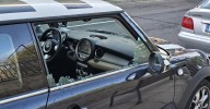 Varios coches aparecen con las ventanillas rotas en la calle Peña de Francia