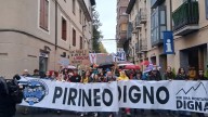 La lluvia no frena a Jaca y más de 4.000 personas salen a la calle para clamar "por un Pirineo vivo, digno y con futuro"