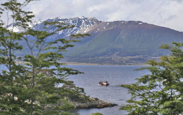 Envían ultimátum a familia yagán para desalojar  asentamiento ancestral en bahía Mejillones