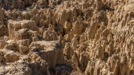 Este lugar de España parece Marte, pero te sumerge en un ecosistema único: se le conoce como la "Capadocia española"