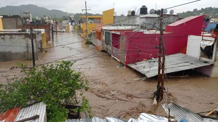 Inundaciones y deslaves azotan varios estados; autoridades r...