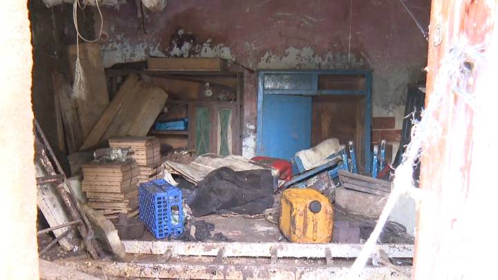 Detenido el hombre que encerró a su madre enferma en una casa entre basura y animales muertos en Bilbao