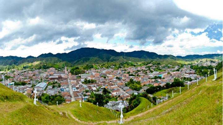 En Antioquia, 3000 estudiantes de Amalfi y Anorí reciben clases de forma virtual tras amenazas de las disidencias de las Farc