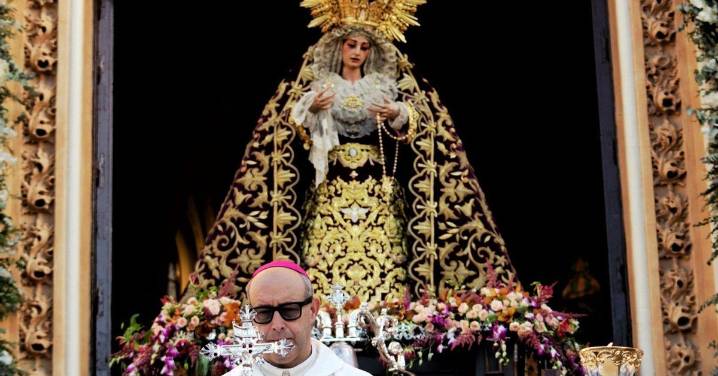 El barrio de la Trinidad se engalana para conmemorar 25 años de la coronación de su Virgen
