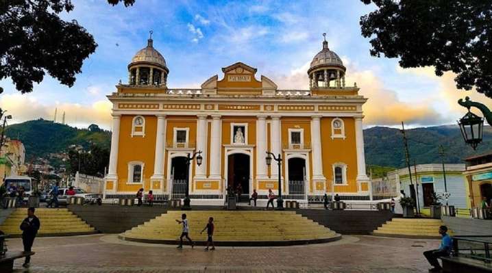 Feligreses de La Pastora celebraron eucaristía para honrar a San José Gregorio Hernández 26 de octubre de 2025 | País Devotos y funcionarios del gobierno nacional acudieron al templo a rendir tributo