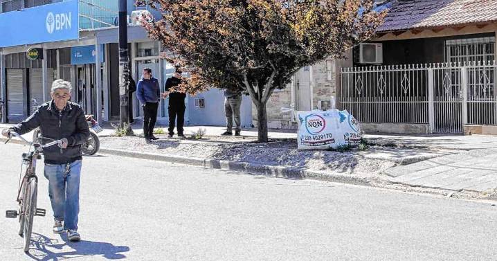 Crimen en Centenario: hay dos detenidos por la muerte del joven apuñalado y buscan determinar roles