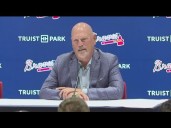 Brian Snitker emotional speaking to Braves players after stepping down as manager